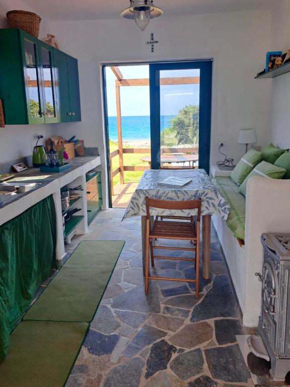 Kuchyň nebo kuchyňský kout v ubytování Charming Cottage on the sea turtle beach
