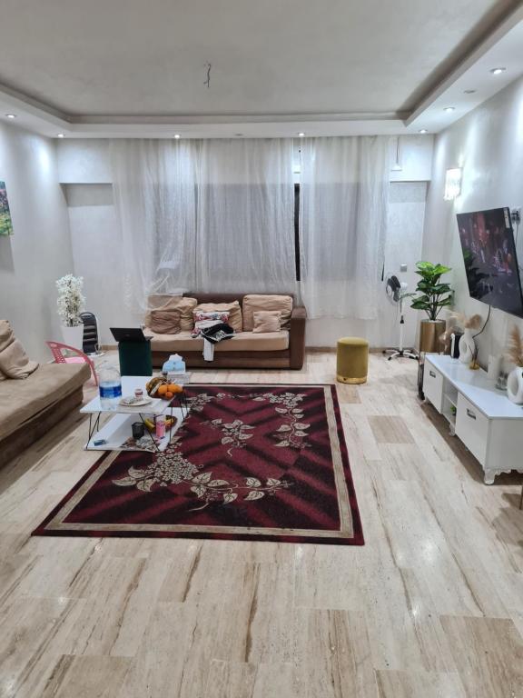 uma sala de estar com um sofá e um tapete em Res Brahim AL Farrah em Casablanca