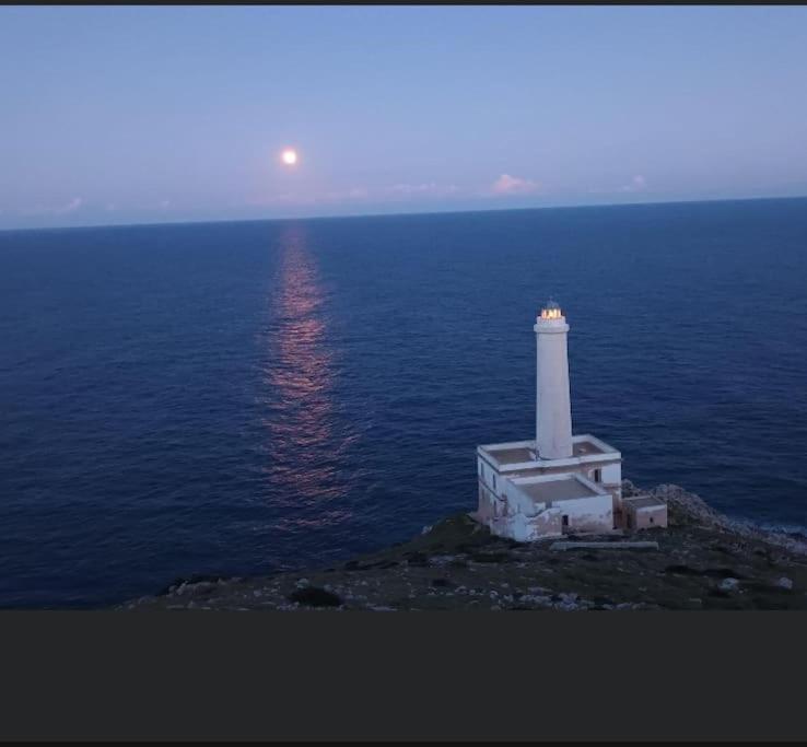 un phare sur une petite île dans l'océan dans l'établissement casetta del sole, à Otrante