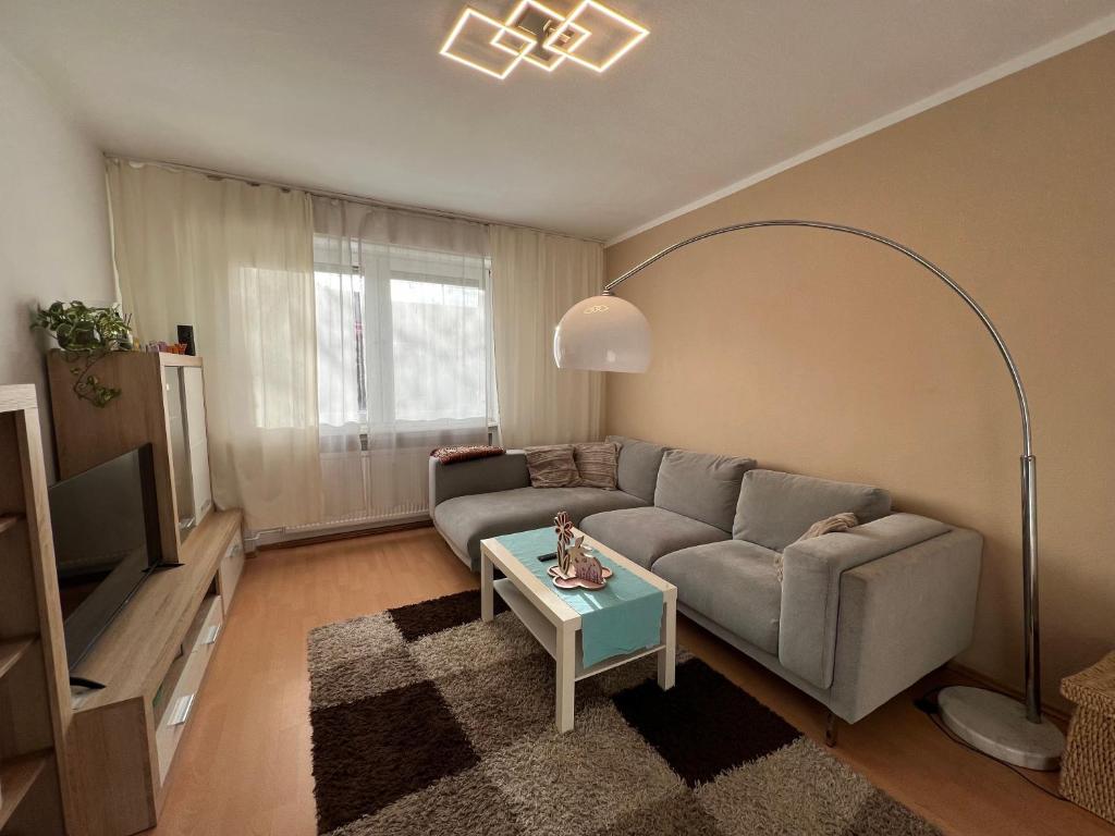 sala de estar con sofá y mesa en Gemütlich eingerichtete 2-Zimmer Wohnung in Duisburg Meiderich en Duisburg