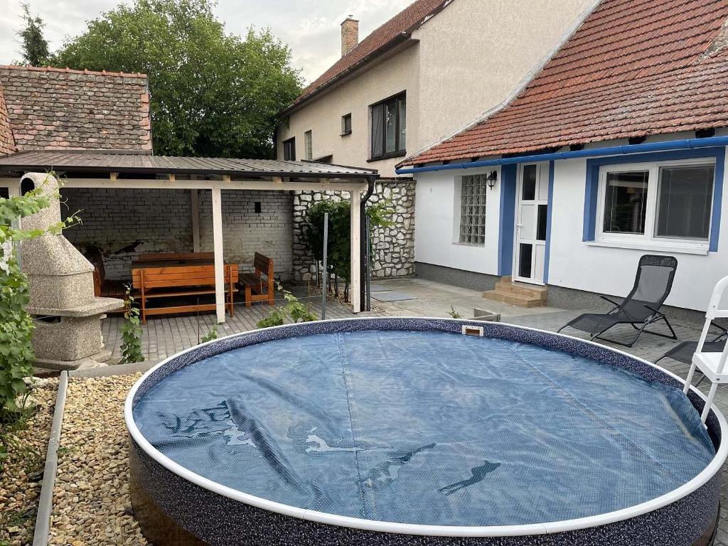 - une piscine dans la cour d'une maison dans l'établissement Ubytování u Blahů v Zaječí, à Zaječí