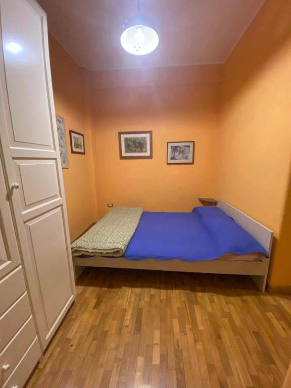 una camera da letto con un letto con una coperta blu di Joyful Home a Roma