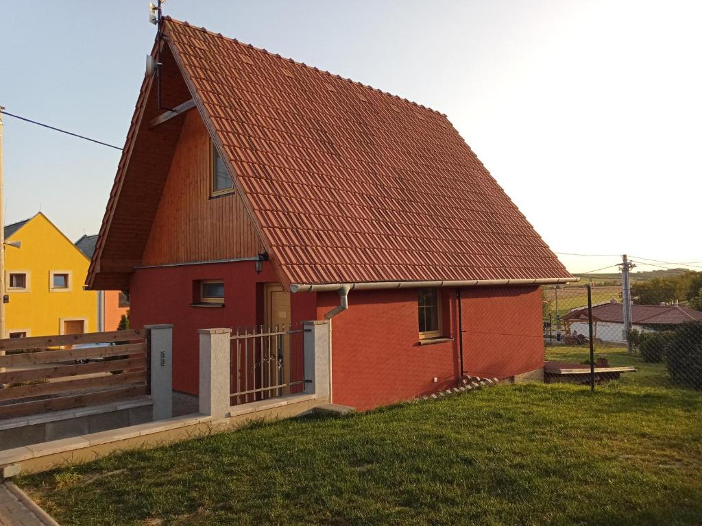 ein kleines rotes Haus mit braunem Dach in der Unterkunft Chata Na Cihelně in Bořetice