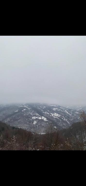 - Vistas a la ciudad desde la cima de una montaña en ANN III, en Vlasina Rid