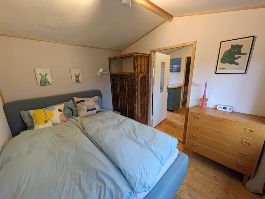 een slaapkamer met een groot bed en een dressoir bij The Walnut Cottage in Neustadt in Holstein