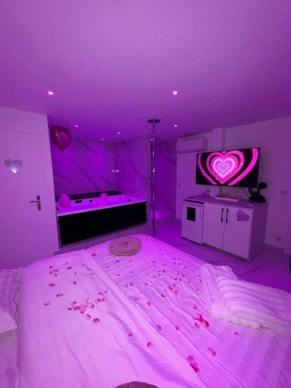- une chambre avec un grand lit et un plafond violet dans l'établissement Pinkroom06, à Nice