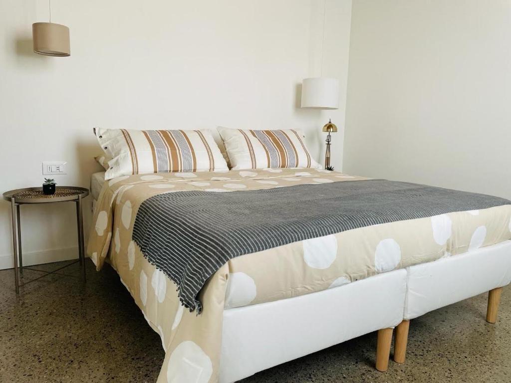 Vaprio dʼAddaにあるLa casa di Amosの白い部屋の白いベッド(ベッドスカートスペクト付)
