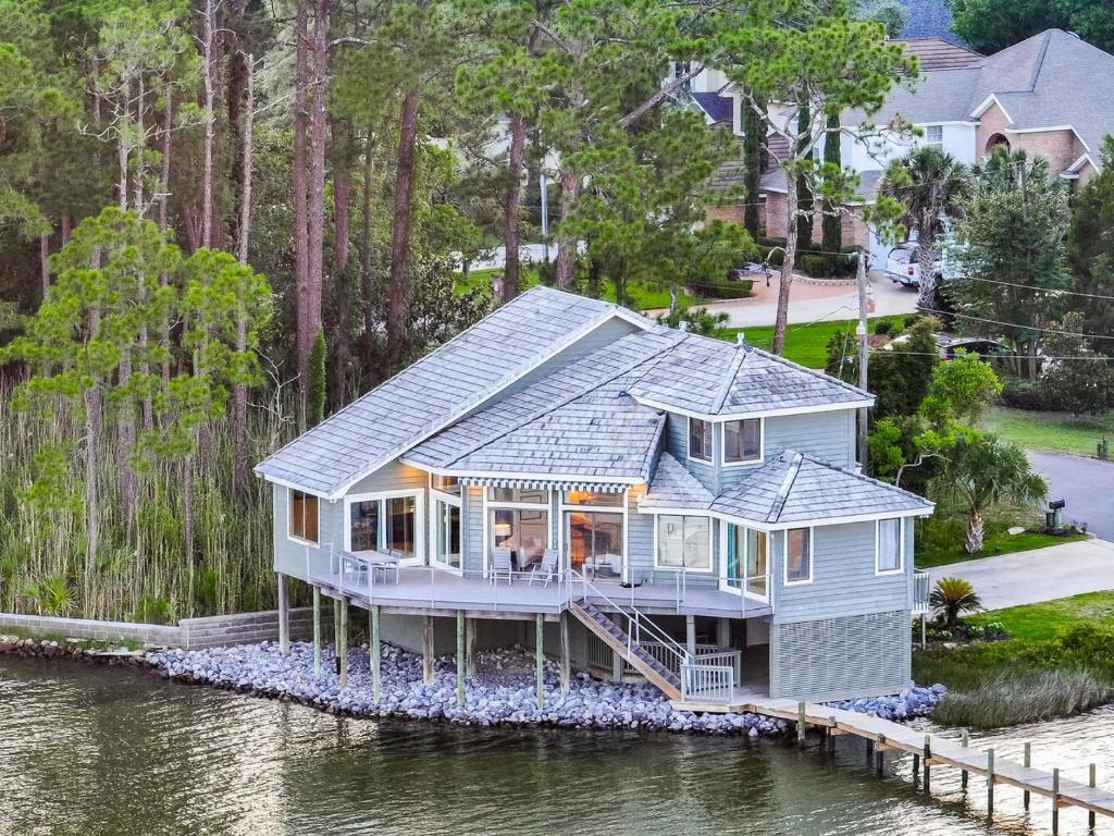 una casa en un muelle en el agua en FEATURED ON HGTV'S MY LOTTERY DREAM HOME! Private dock, 15 minute boat ride to Crab Island, 20 minute drive to Destin, Pet Friendly, en Niceville