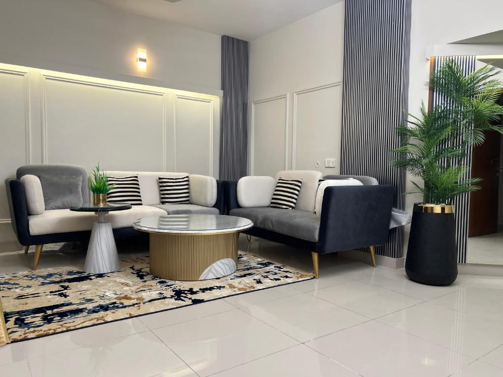 - un salon avec deux chaises et une table dans l'établissement Comfortia Guest House 3 Bed with DringDining, à Karachi