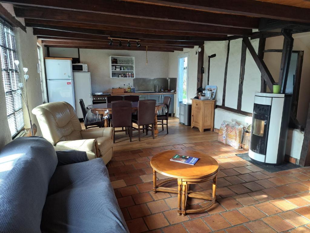 un salon avec un canapé et une table dans l'établissement Le walnoot, à Arnèke