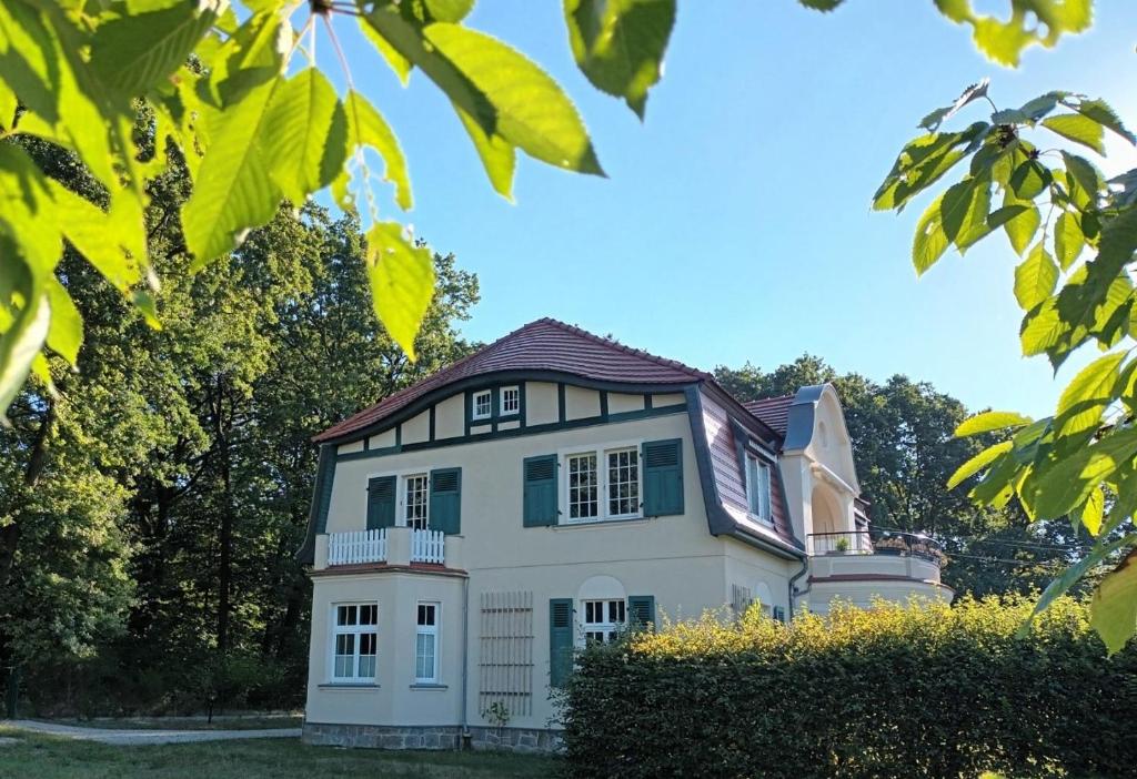 a white house with a red roof at Villa Metschke in Hähnichen