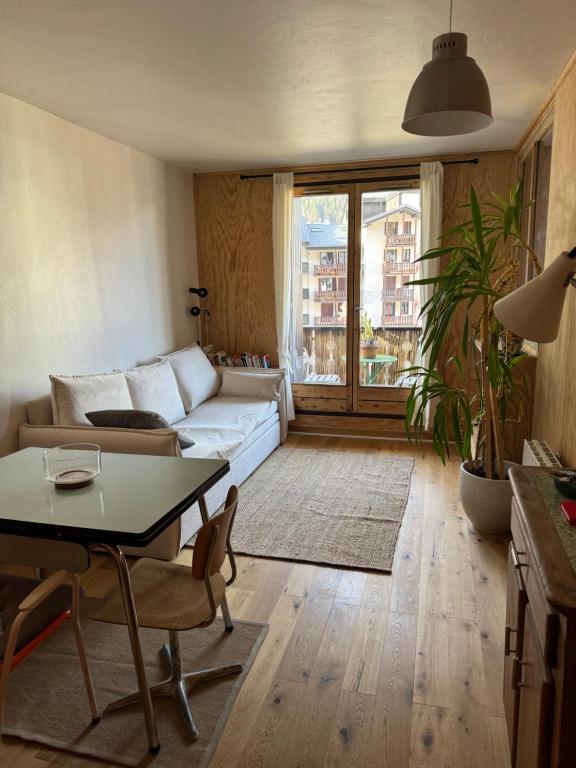 un salon avec un canapé et une table dans l'établissement L’Atypique - centre Chamonix, à Chamonix-Mont-Blanc