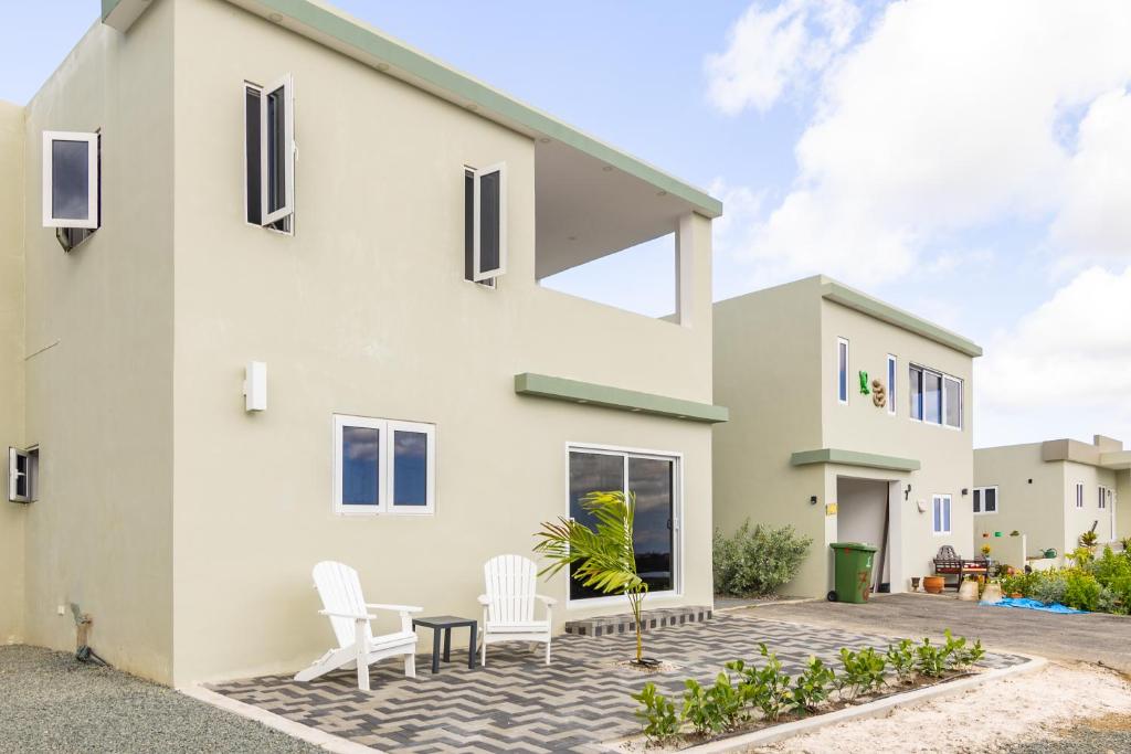una casa con un patio di fronte di Papaya Resort Curaçao - Modern house with a beautiful view and fresh breeze a Grote Berg
