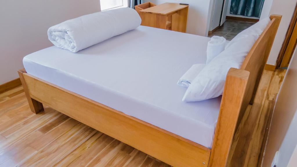 Bett in einem Zimmer mit einer Matratze in der Unterkunft Nyitika Hotel in Mugumu