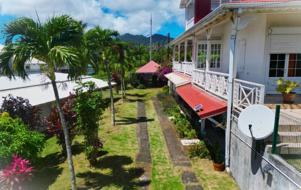 an aerial view of a house with palm trees at La Joliette in Trois-Rivières