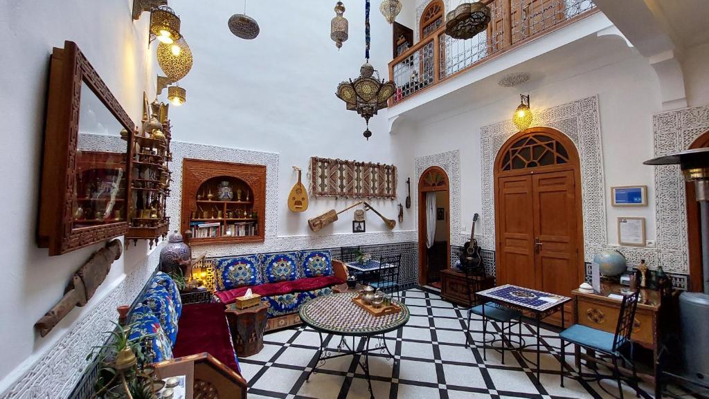 a living room with a couch and a table at Dar Hayati in Fès