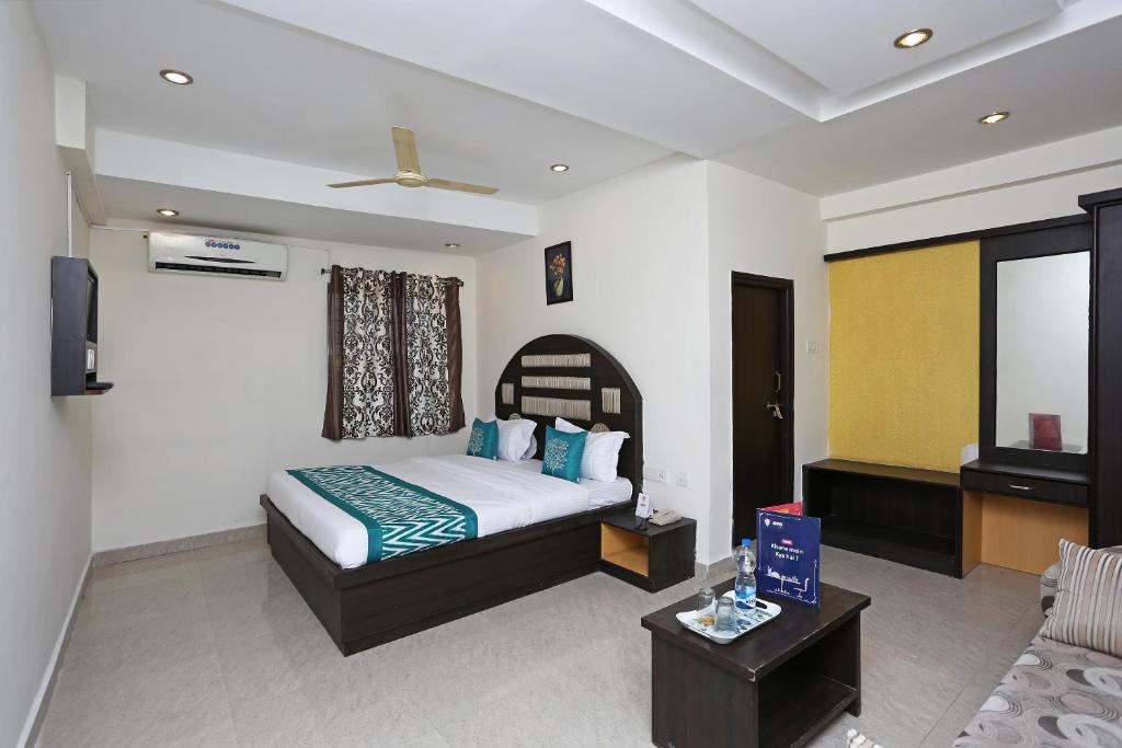 a hotel room with a bed and a couch at OYO Flagship Hotel DS Grand Inn in Lingampalli