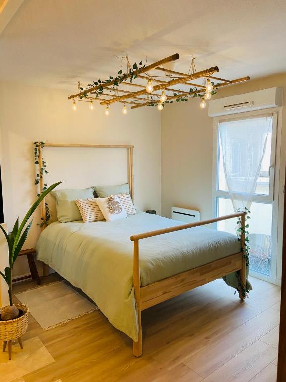 瑞維尼亞克的住宿－appartement paradise tropical，一间卧室设有一张大床和一个窗户。