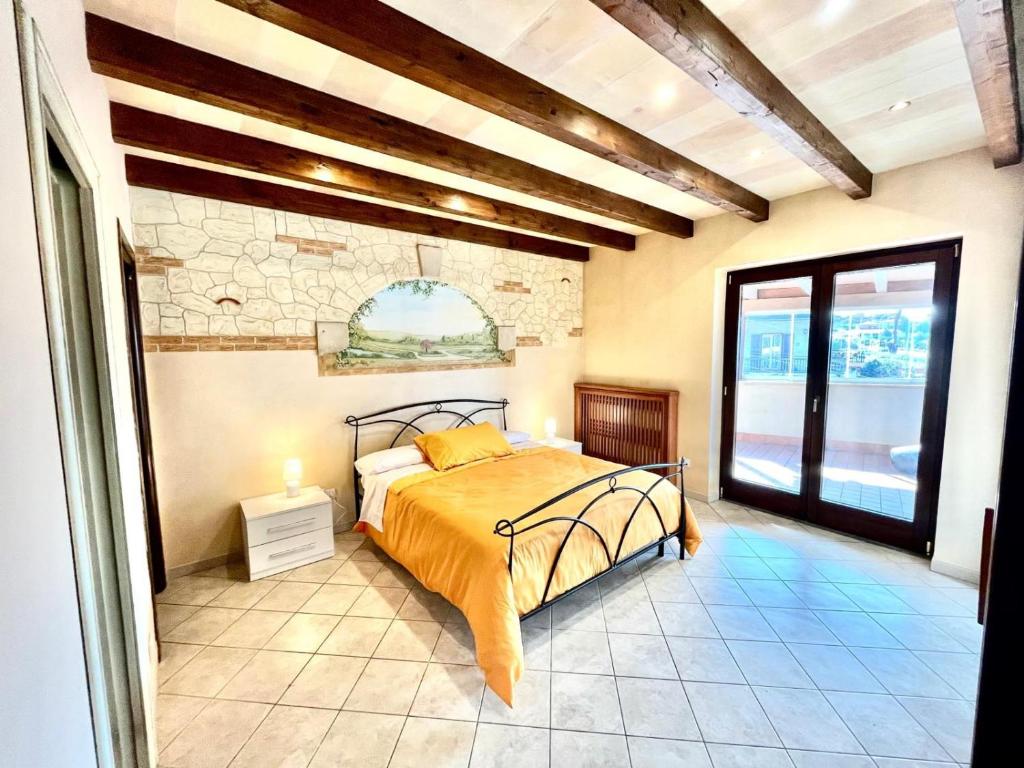 1 dormitorio con cama y ventana grande en Al capolinea, en Roma