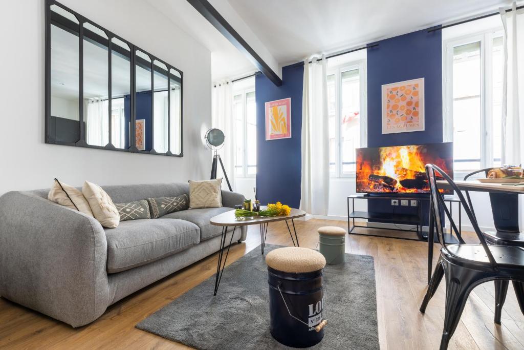 un salon avec un canapé et une table dans l'établissement Confort moderne à Marseille, à Marseille