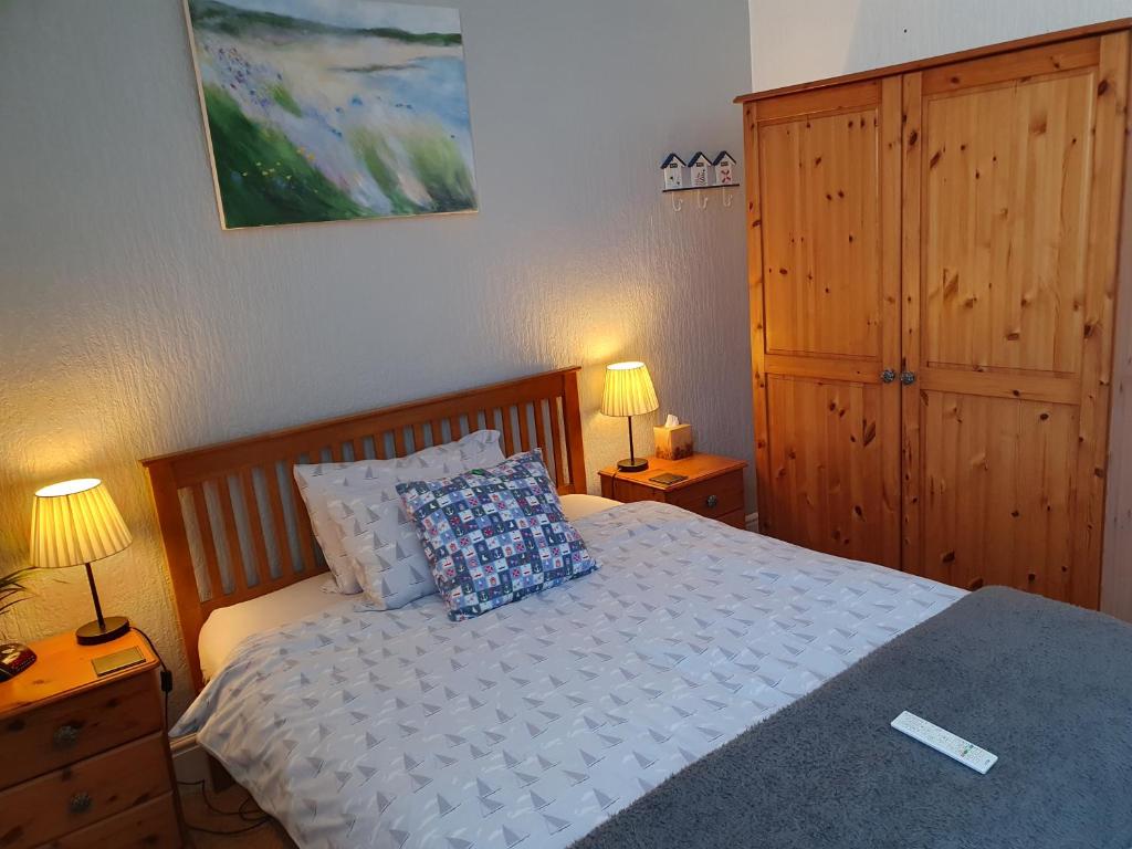 een slaapkamer met een bed met 2 nachtkastjes en 2 lampen bij St Michael's Boutique Guest House B&B in Scarborough