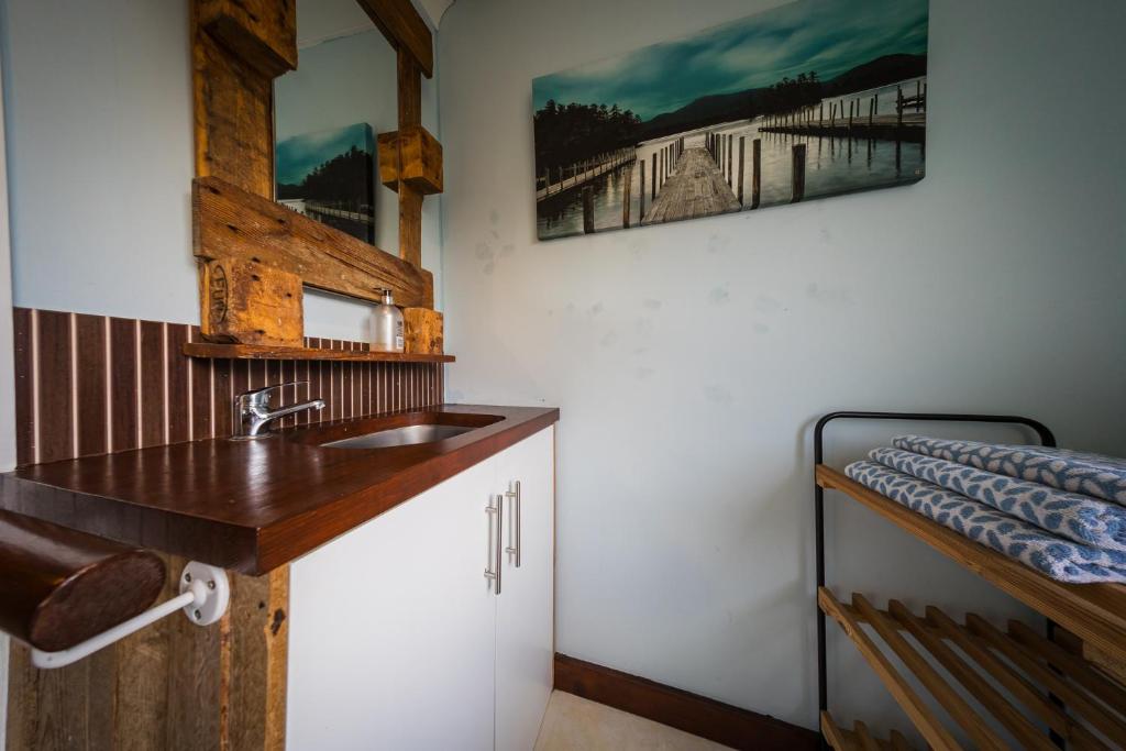 2 Independant Boutique Apartments one sleeps 2 the other sleeps 4, Meadowhall, Sheffield Arena, Free Parking 6