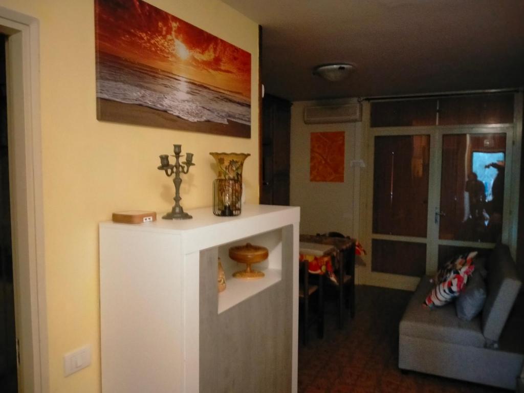 uma sala de estar com um armário branco e um sofá em Residenza Cornicello em Bardolino
