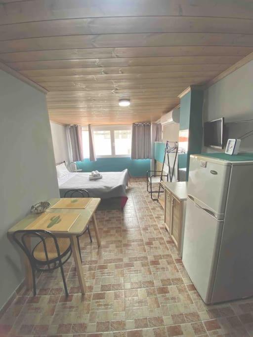Kuchyň nebo kuchyňský kout v ubytování Cozy new studio few meters away from beach side.
