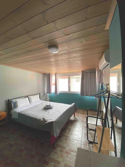 Postel nebo postele na pokoji v ubytování Cozy new studio few meters away from beach side.