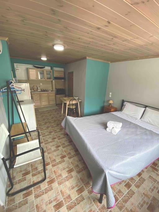 Postel nebo postele na pokoji v ubytování Cozy new studio few meters away from beach side.