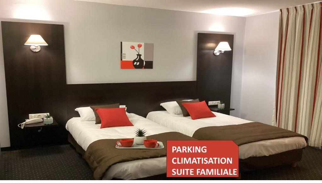 Dos camas en una habitación de hotel con un cartel que lee estimulación de estacionamiento examen supremo en Hôtel Alliance, en Lourdes