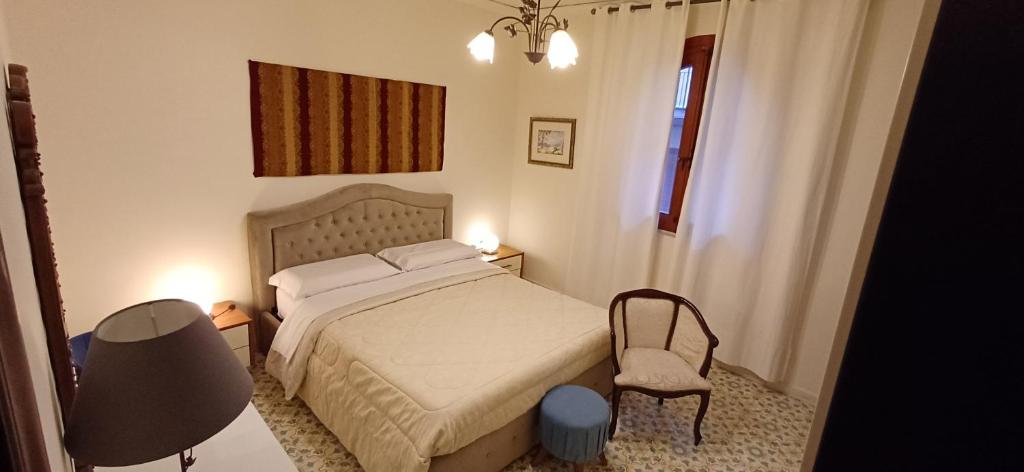 - une petite chambre avec un lit et une chaise dans l'établissement Casa Mary, à Giardini Naxos