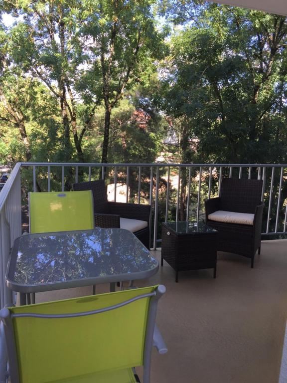 eine Terrasse mit Tisch und Stühlen auf einem Balkon in der Unterkunft LE VICHYSSOIS in Vichy