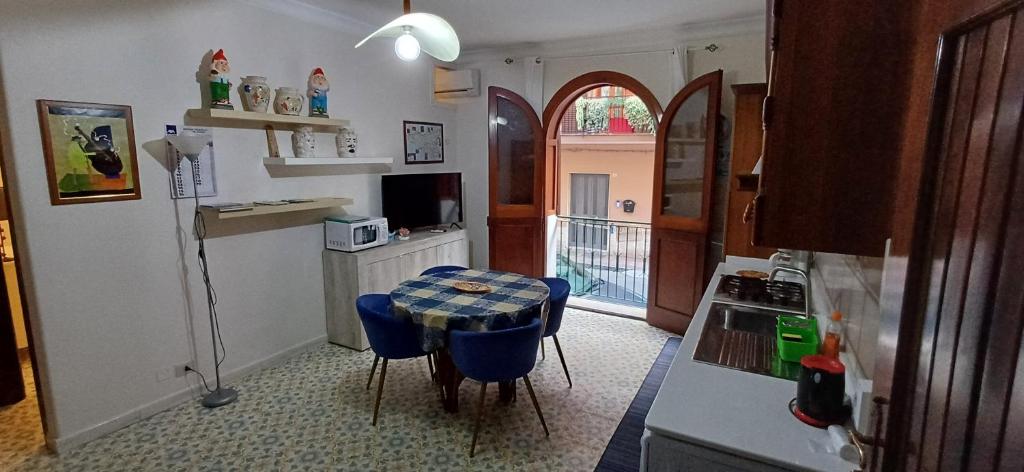 A kitchen or kitchenette at Casa Mary