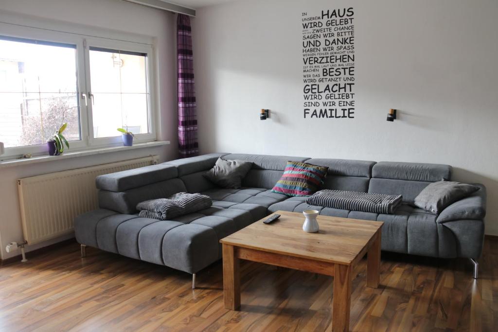 sala de estar con sofá y mesa de centro en Haus am Ipfbach, en Markt Sankt Florian