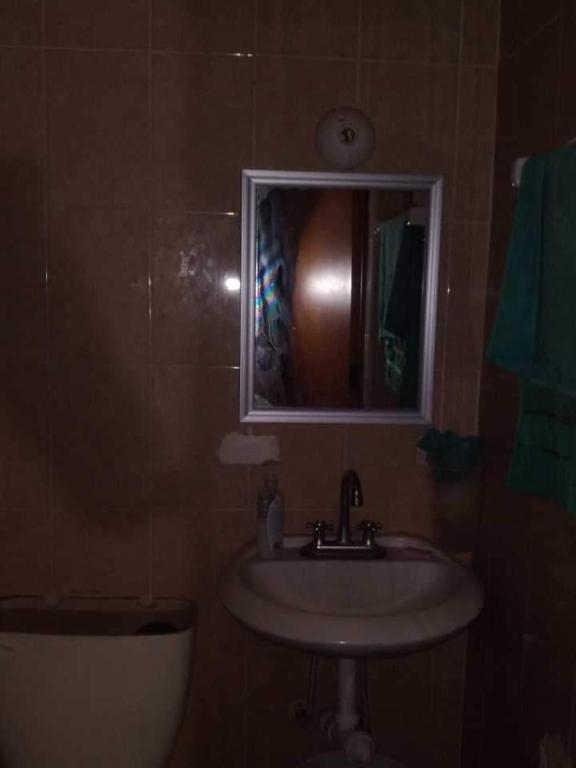 uma casa de banho com um lavatório, um espelho e um WC. em MINIDEPA CENTRICO em San Luis Potosí