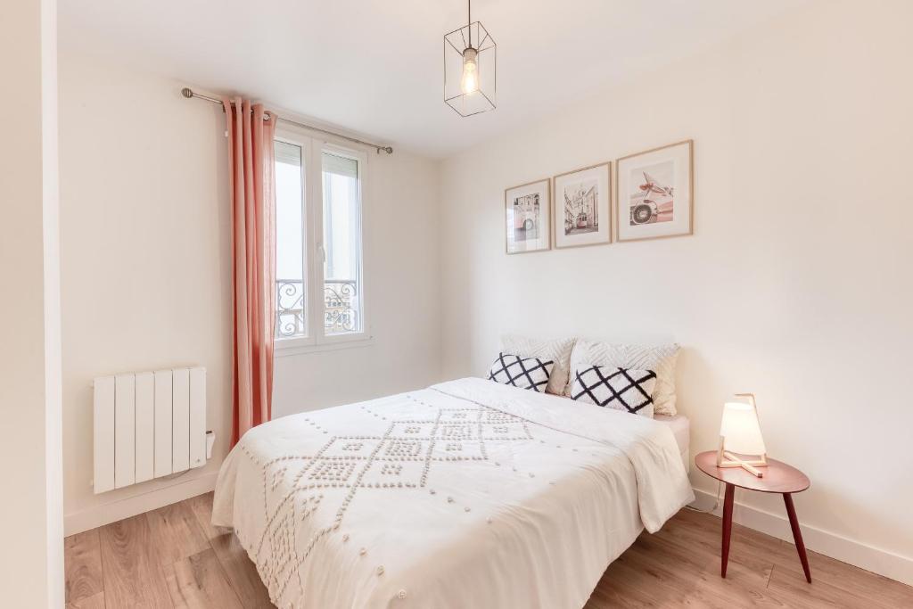 Joli appartement 8min de Paris! في روسني-سو-بوا: غرفة نوم بيضاء بها سرير ونافذة