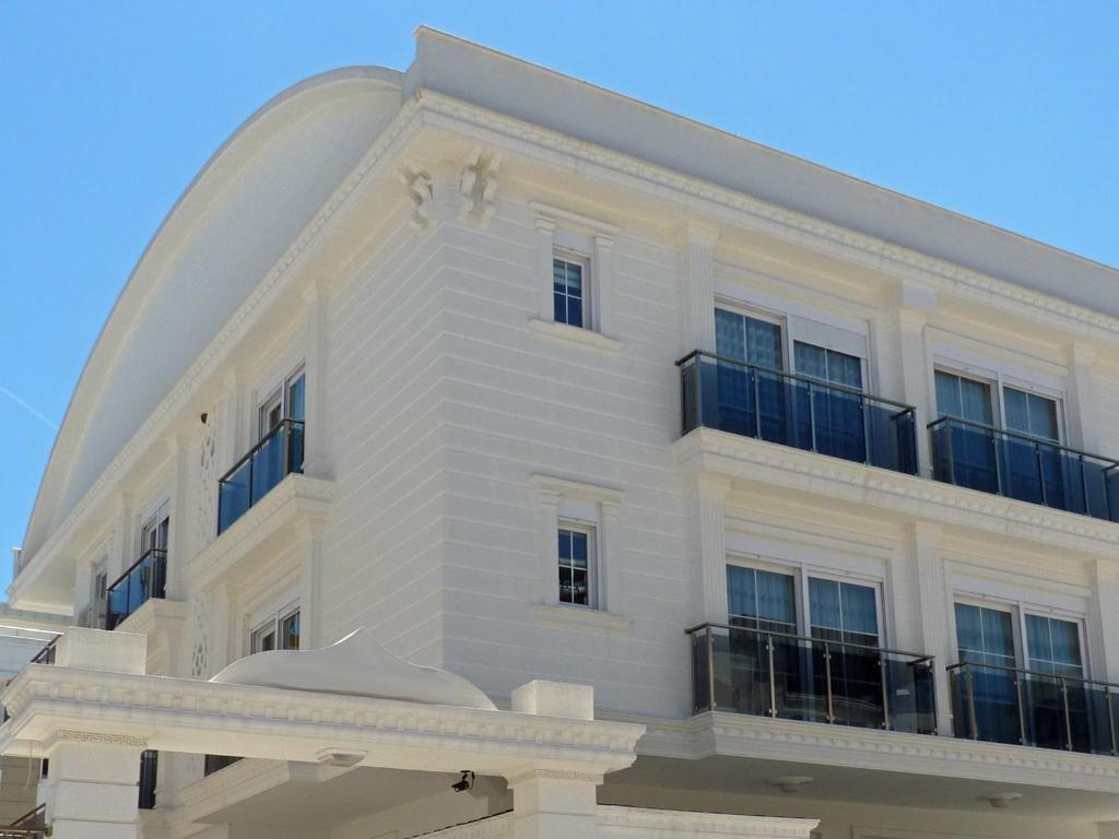 un edificio blanco con un observatorio encima en White Star Antalya, en Antalya