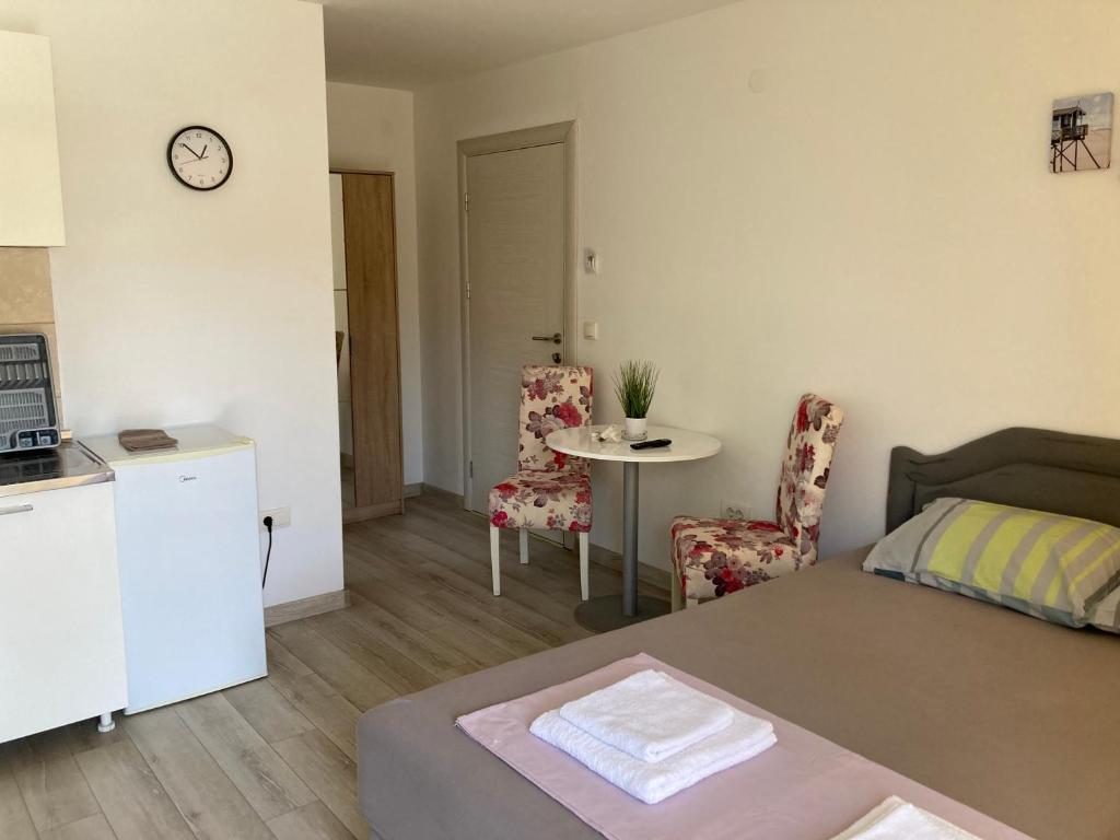 A kitchen or kitchenette at Budva, Jaz, apartmani DIF