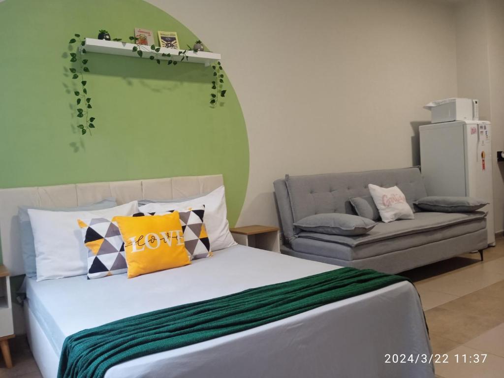 1 dormitorio con 1 cama y 1 sofá en Lapa - acomoda até 4 pessoas, en Río de Janeiro