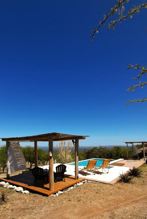 Bazén v ubytování Tantasiña Cabañas Suites de Montaña nebo v jeho okolí