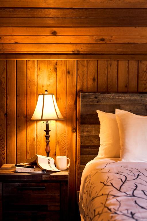Letto o letti in una camera di Banff Gate Mountain Resort