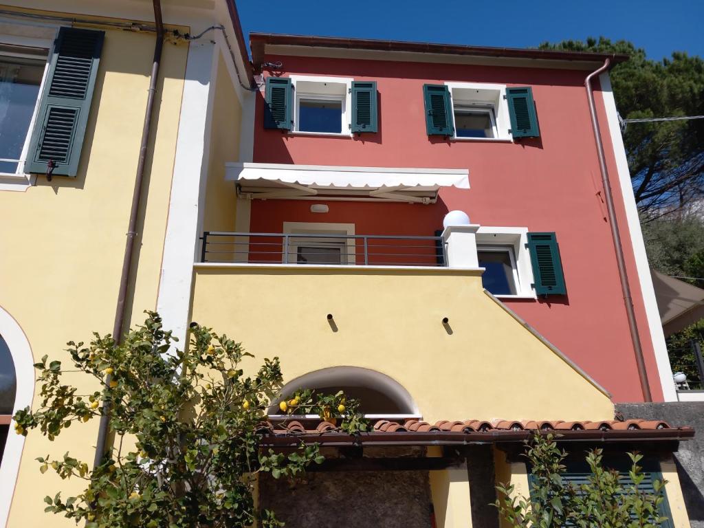 拉斯佩齊亞的住宿－Casa Vacanze VERDE MARE RELAX，带阳台的红色和黄色建筑