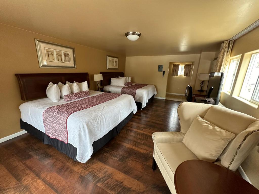 Postel nebo postele na pokoji v ubytování Abram Inn & Suites