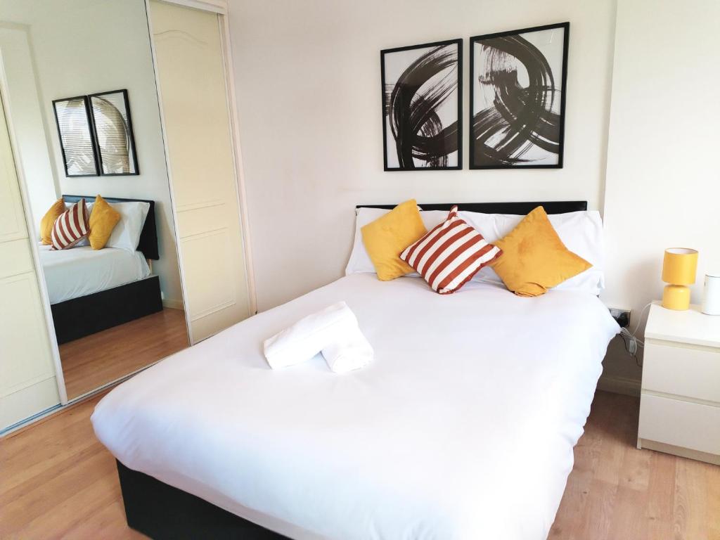 a bedroom with a large white bed and a mirror at Central London rooms EC1V in London