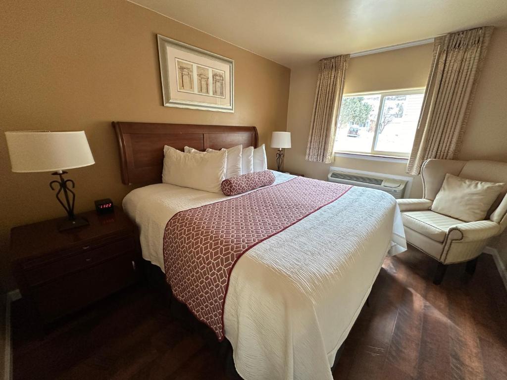 Postel nebo postele na pokoji v ubytování Abram Inn & Suites