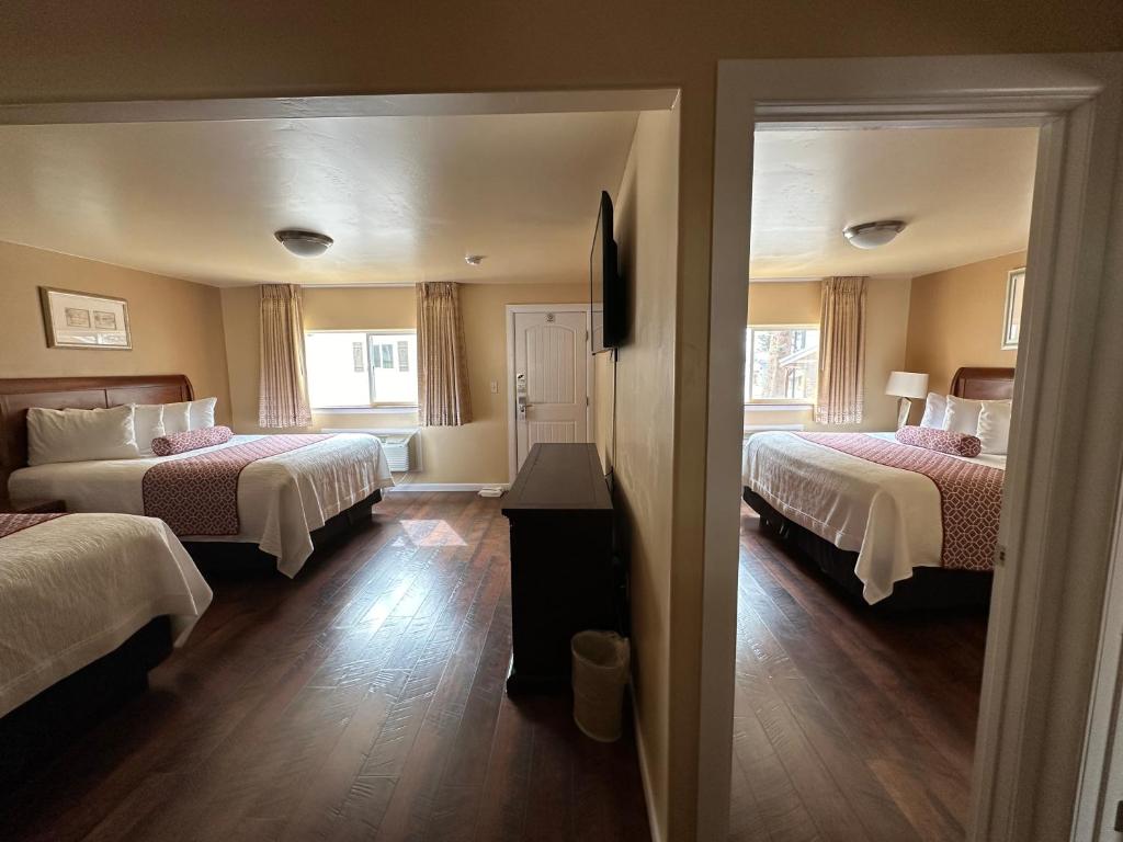 Postel nebo postele na pokoji v ubytování Abram Inn & Suites