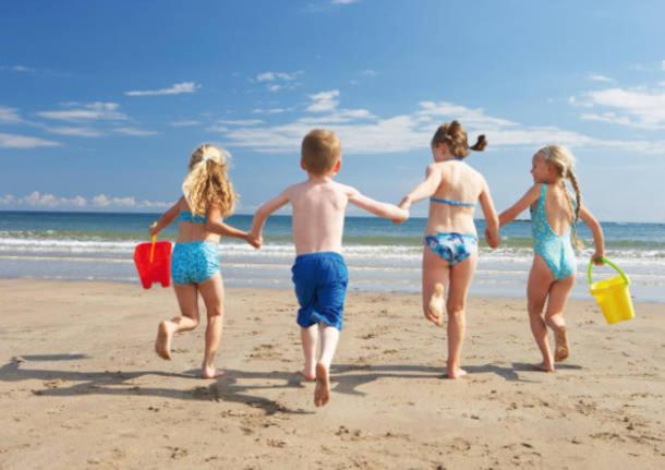 un gruppo di bambini che corre sulla spiaggia di Hotel Colorado a Lido di Jesolo