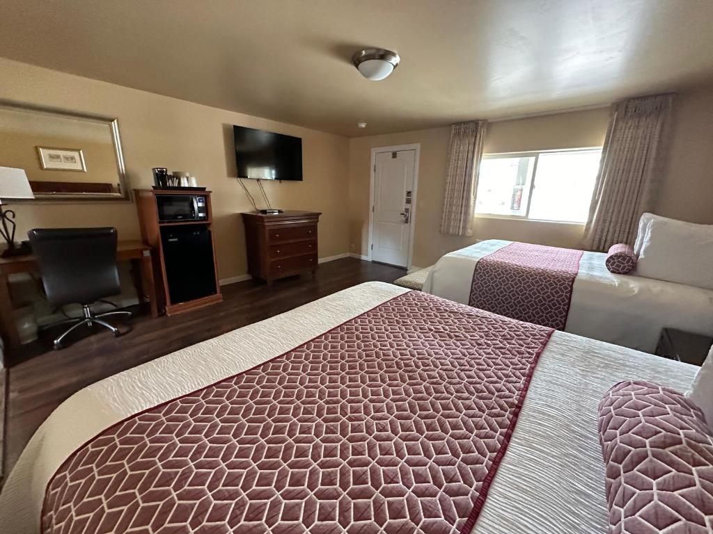 Postel nebo postele na pokoji v ubytování Abram Inn & Suites