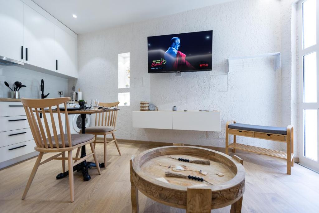 TV a/nebo společenská místnost v ubytování Boho Central Apartment